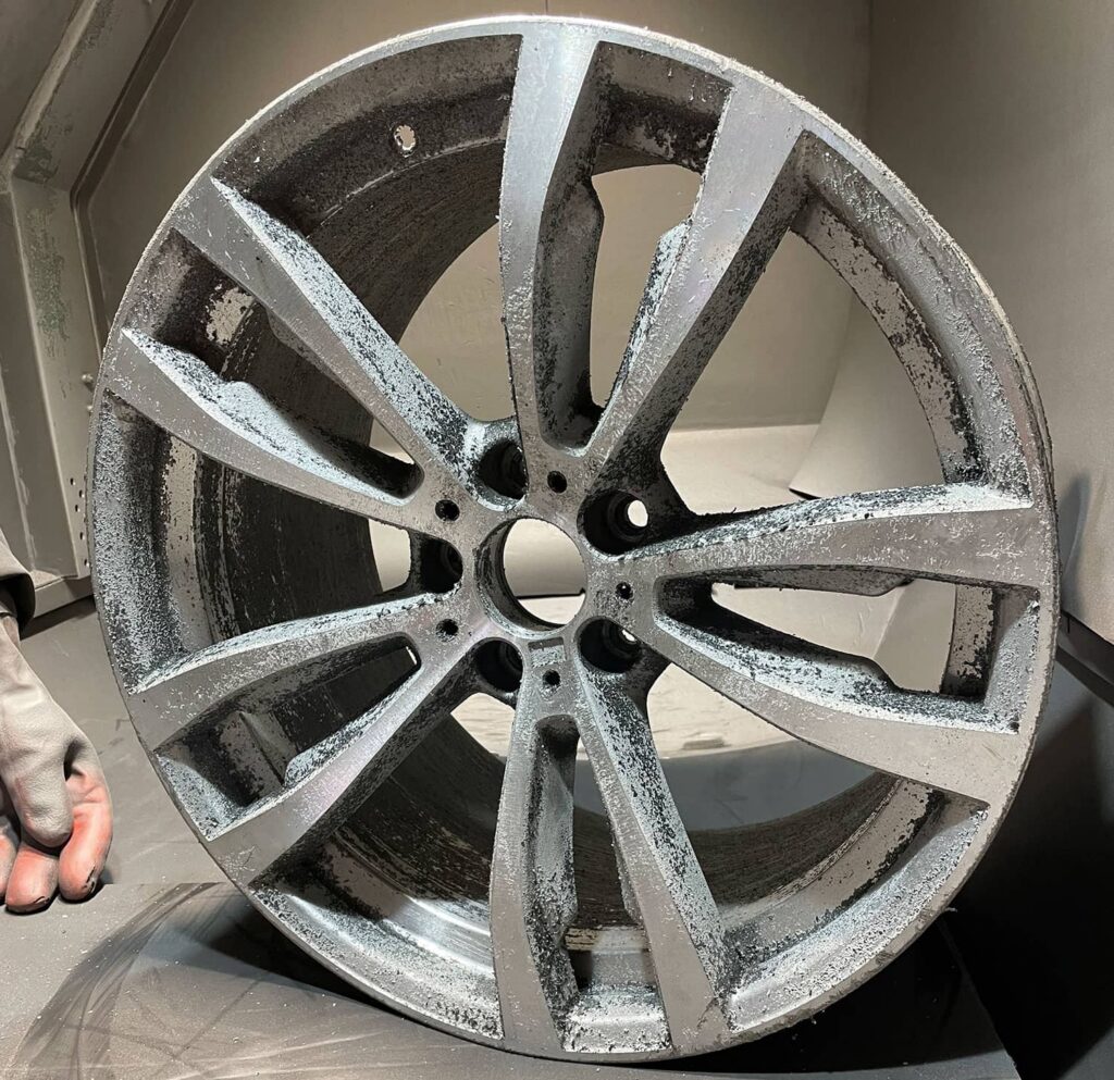 Proces malowania felg z toczeniem CNC frontów BMW X5 R20