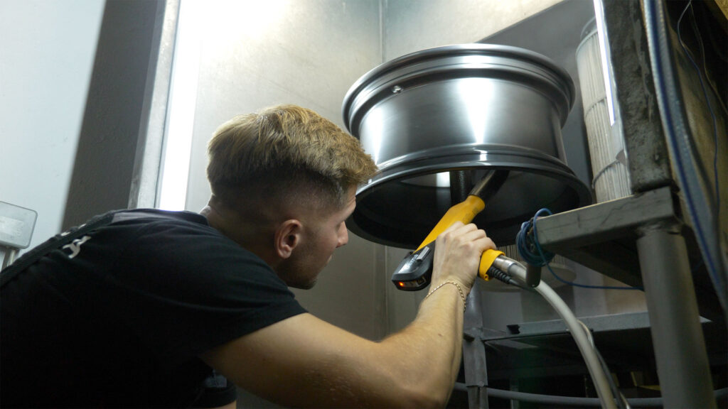 Porównanie malowania proszkowego felg i systemowej metody malowania