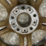 Jak powinna wyglądać płaszczyzna montażowa po renowacji felg?