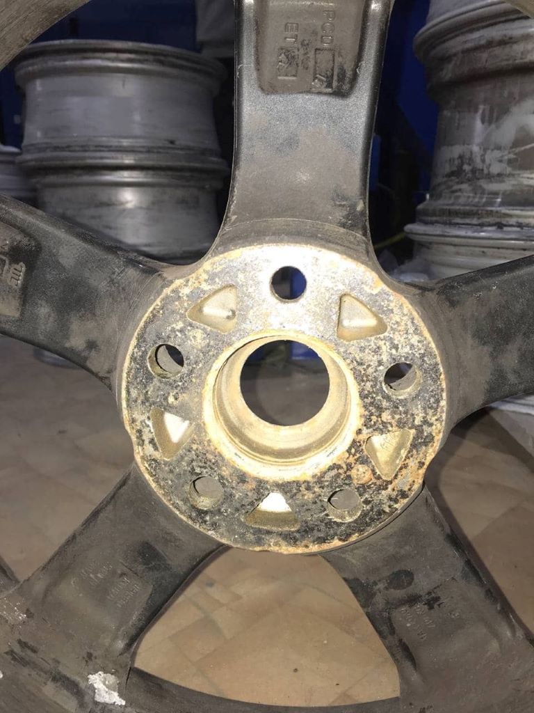 Jak powinna wyglądać płaszczyzna montażowa po renowacji felg?