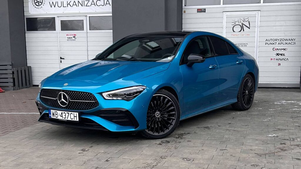 Felgi do niebieskiego samochodu