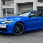 Felgi do niebieskiego samochodu