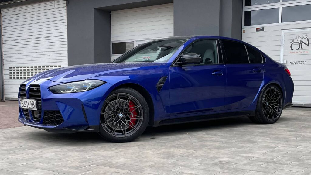 Felgi do niebieskiego samochodu