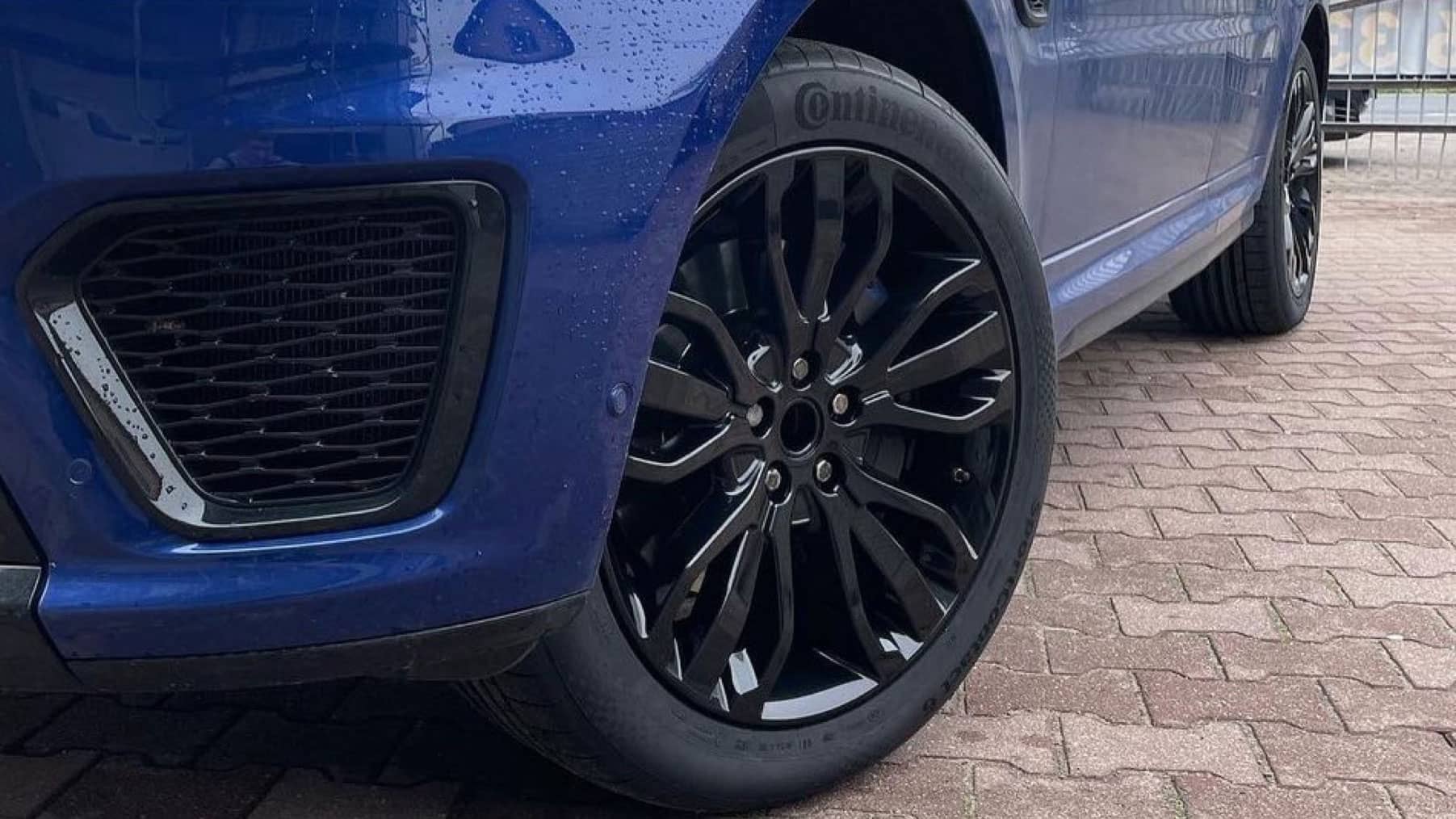 Felgi do niebieskiego samochodu