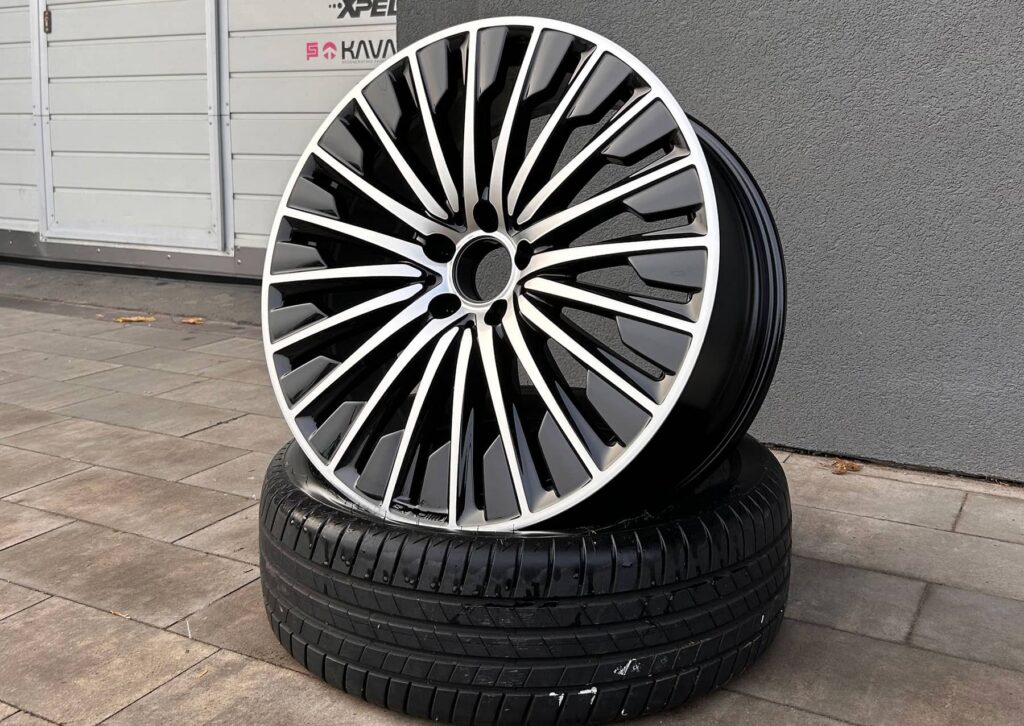 Felgi_R21_Mercedes_E_classa_kolor_Czarny_Połysk_+_CNC