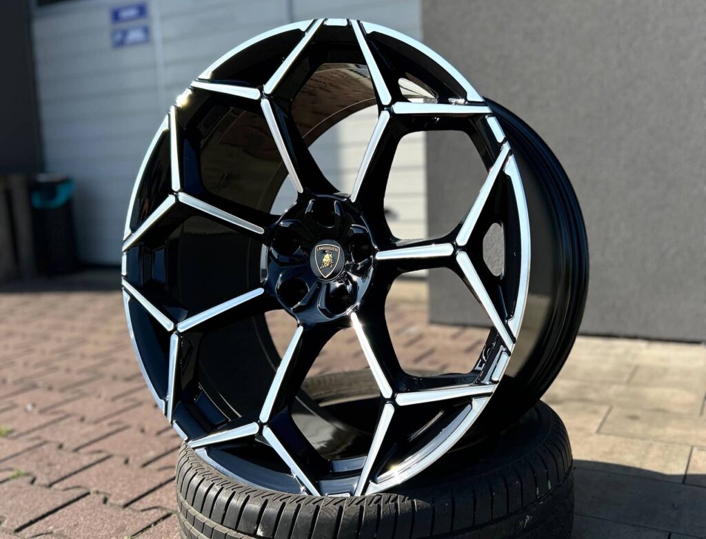 Felgi_R23_Lamborghini_Urus_kolor_Czarny_Połysk_+_CNC