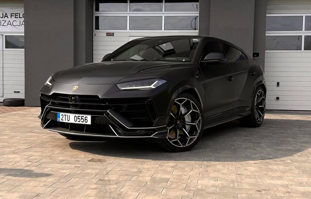 Lamborghini_Urus_Felgi_R23_kolor_Czarny_Połysk_+_CNC
