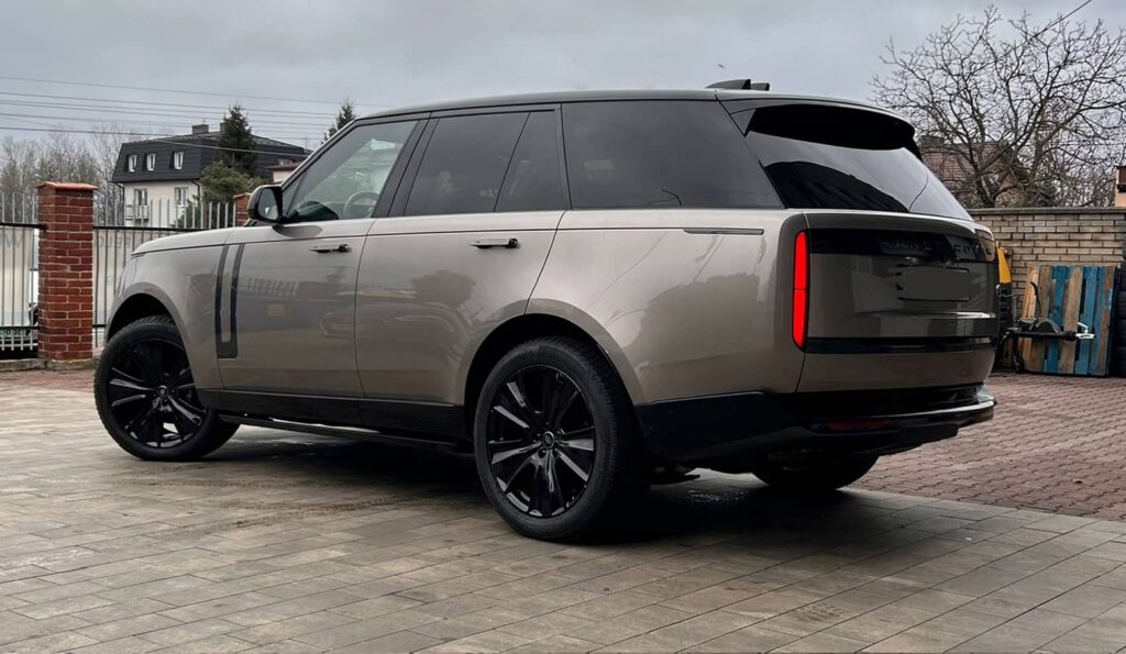 Land-Rover-Range-Rover-L460-felgi-R22-kolor-Czarny-połysk